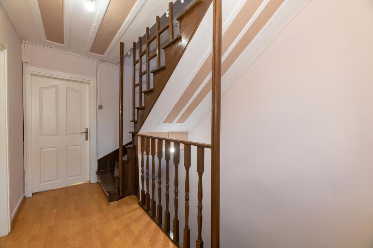 Taksim Wooden House Hostel Istanbul Bagian luar foto