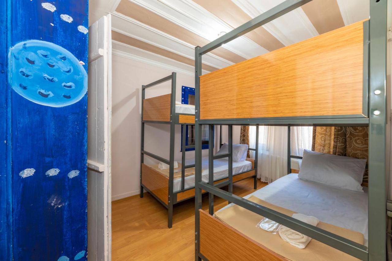 Taksim Wooden House Hostel Istanbul Bagian luar foto