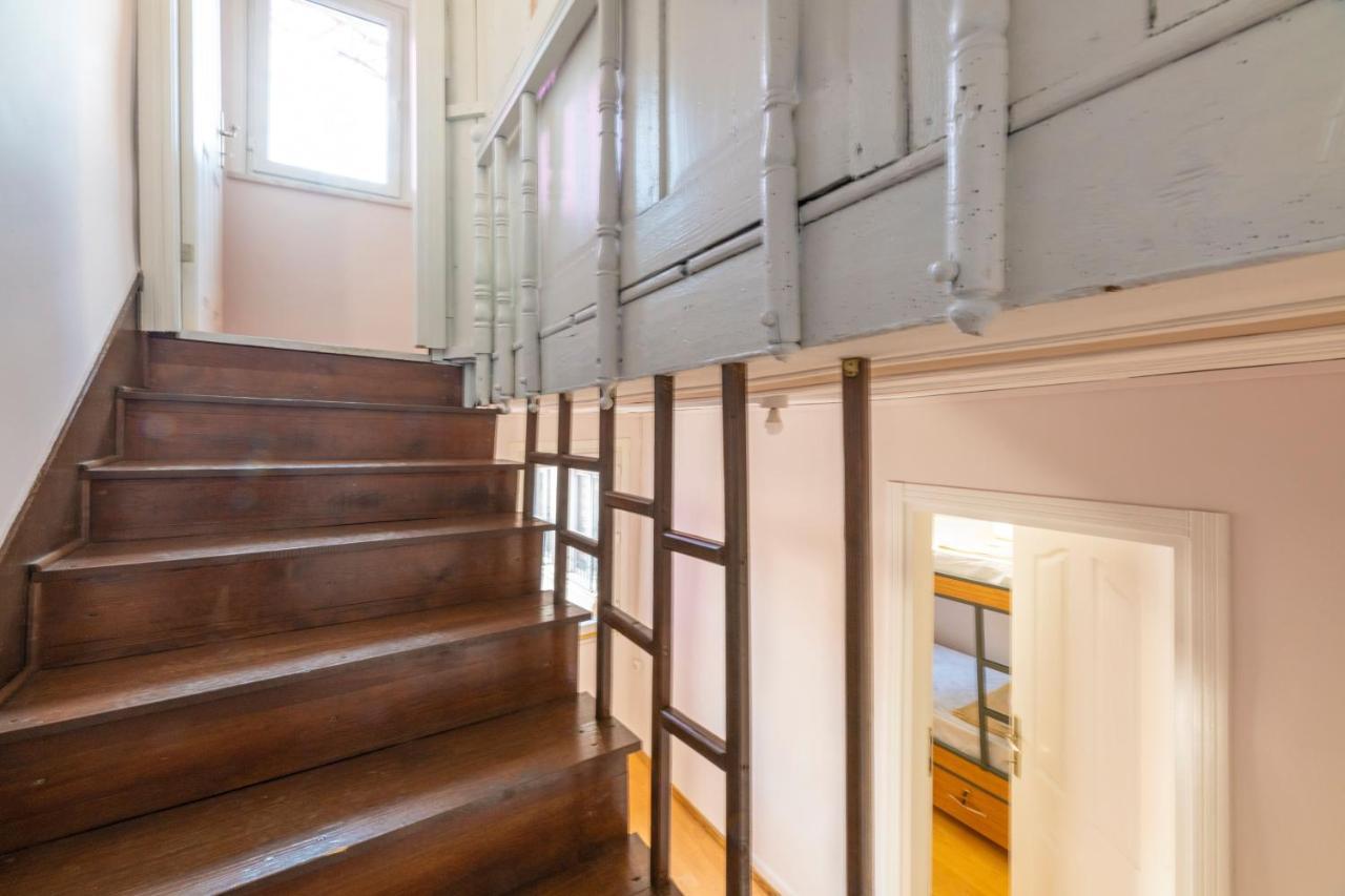 Taksim Wooden House Hostel Istanbul Bagian luar foto